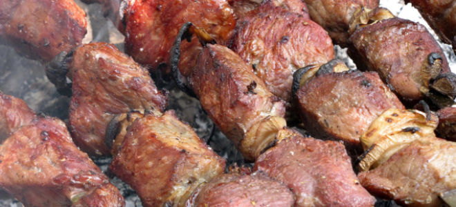 Как приготовить вкусный шашлык на вине? Простые рецепты из свинины, говядины, курицы